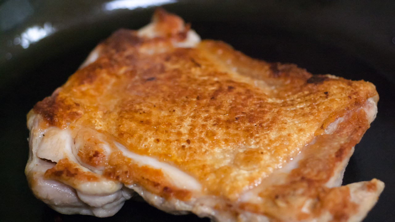 夏に西日が射す部屋で 鉄フライパンで皮パリパリ鶏のソテー