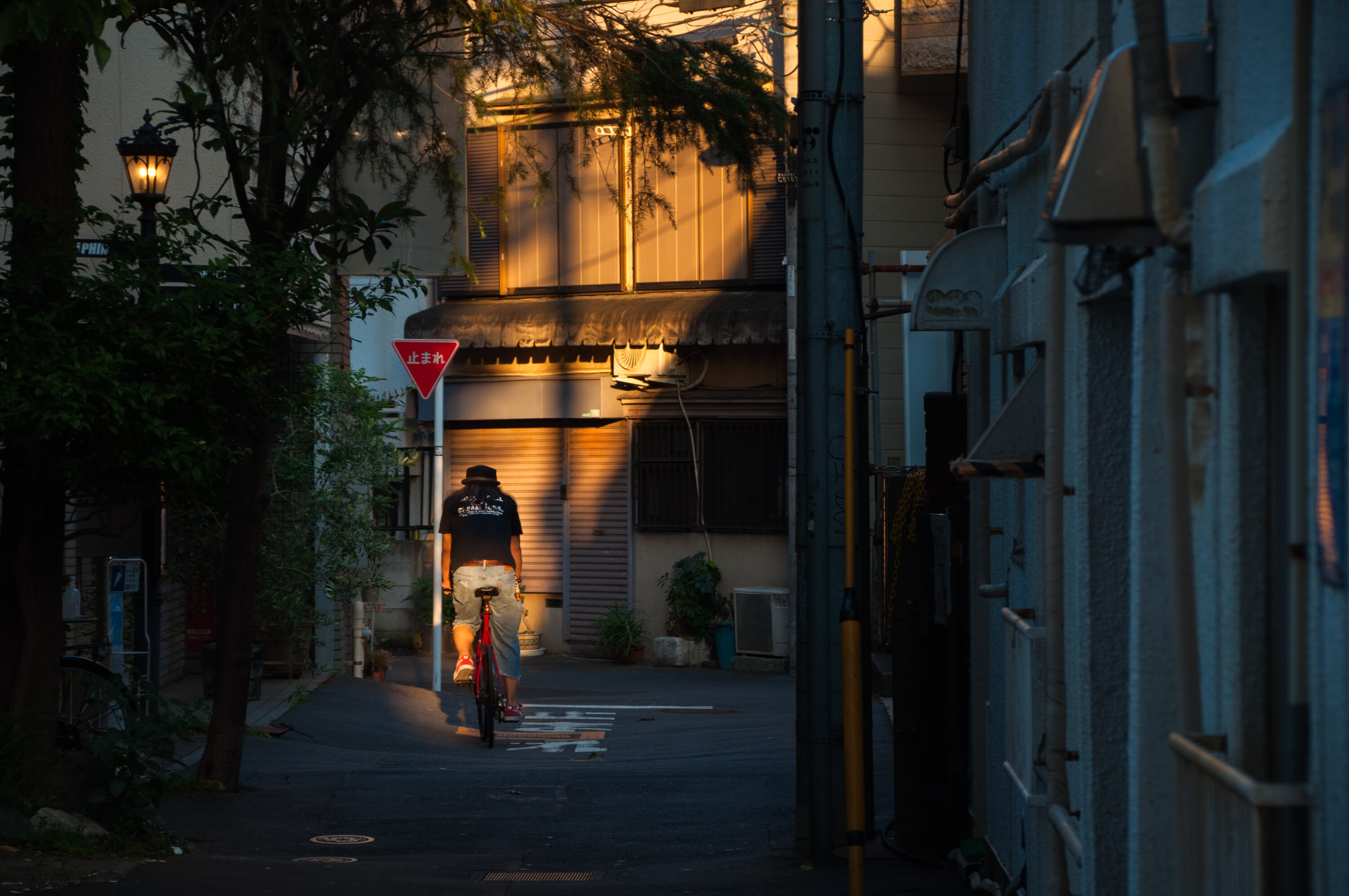 夏に西日が射す部屋で Rm 713