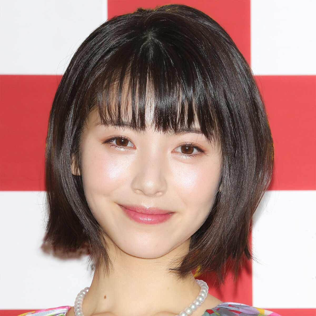 芸能 バスト渓谷を解禁 浜辺美波 水着写真集 発売で飛び交う 期待と不安 本人は 女性も男性も楽しんでいただける写真集 ろいアンテナ