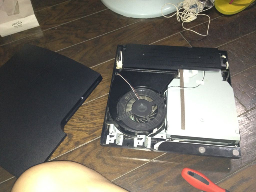 Ps3解体したら蓋閉まらなくなったwwwww Vippe