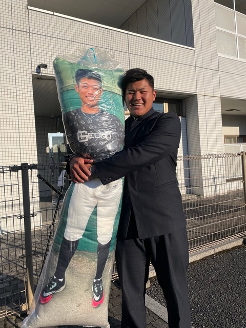 ロッテ・ドラ1松川「毎晩健太を抱きしめて寝ます！」小園健太プリントの抱き枕を笑顔で抱きしめ