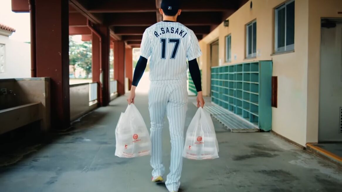 Baseballfeed | 佐々木朗希(年俸8000万)、ロッテ裏方全員(50人)にナイキのシューズをプレゼントする