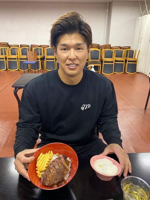 画像　千葉ロッテマリーンズ所属の中村奨吾内野手、ご飯を食べる（もぐもぐしょーご特集）