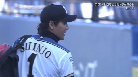 巨人 亀井 1000万円減の1億円で更改