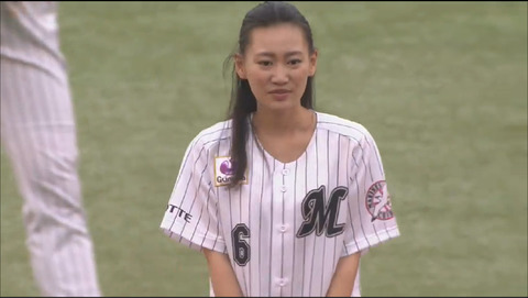 Gif画像 ロッテ井口引退試合 井口の娘が始球式に登場 まとめロッテ Gif画像 ロッテ井口引退試合 井口の娘が始球式に登場 まとめロッテ