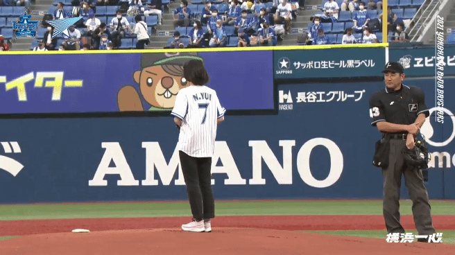 Gif 女優さん 始球式でとんでもないミスをやらかしてしまう まとめウォッチ速報