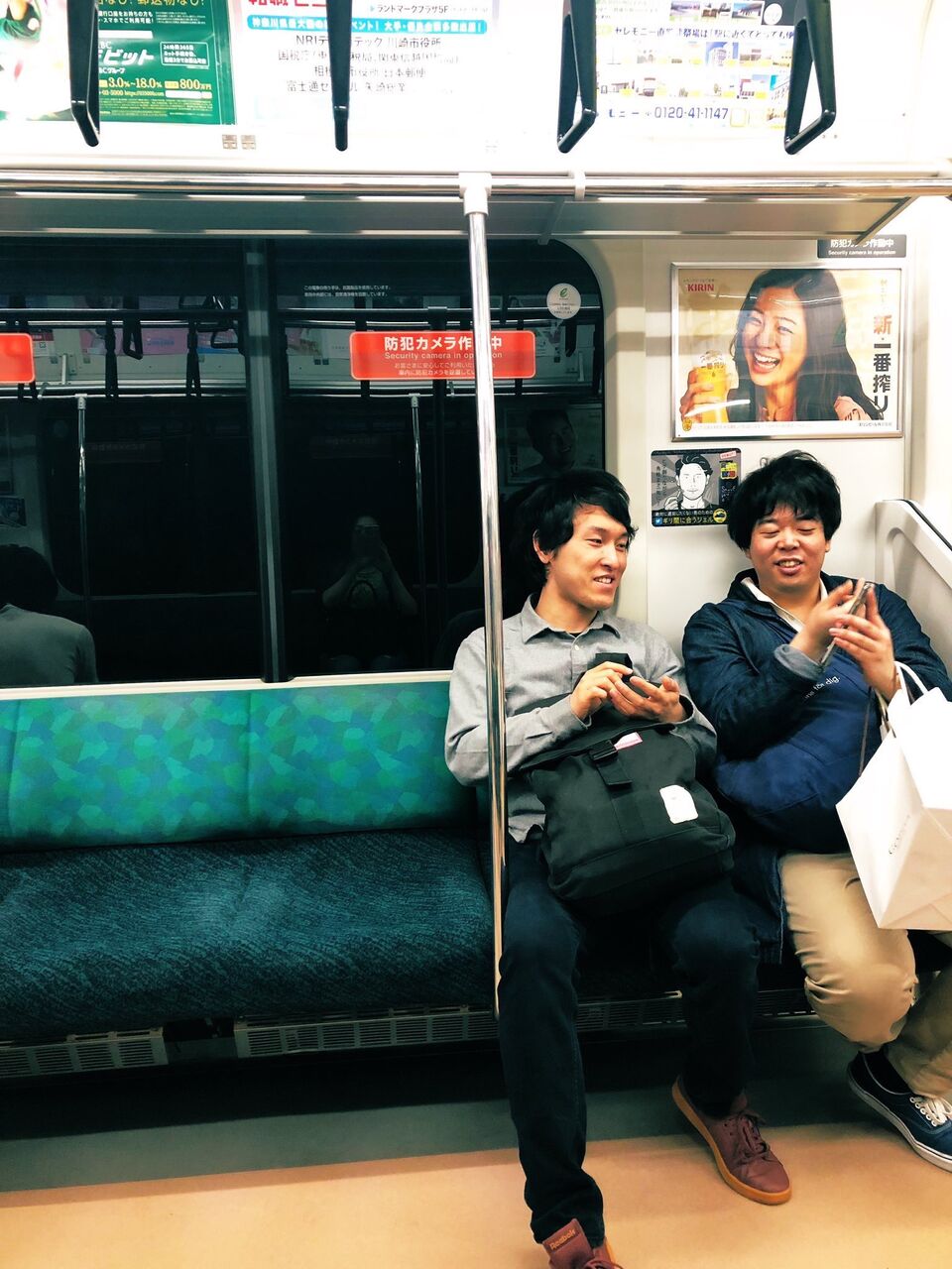 悲報 まんさん 電車でブサイクカップルイチャついてた ﾊﾟｼｬ 窓ガラスに自分の姿が映り特定されるｗｗｗｗｗ まとめウォッチ速報