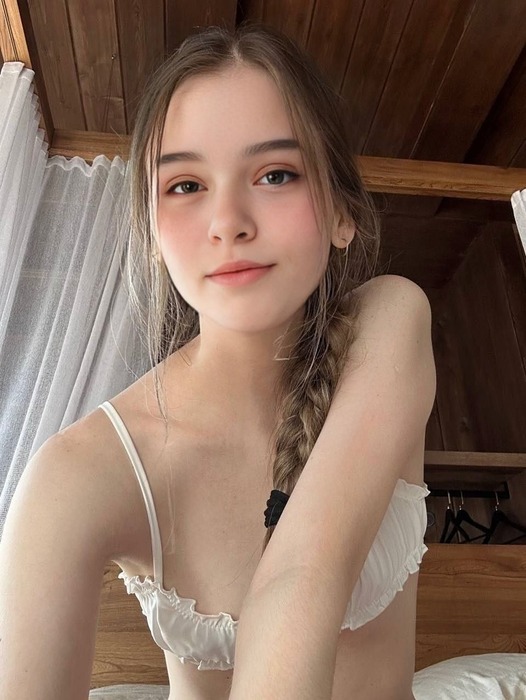 【画像】 イタリア女子のくせに貧乳女子、ケツでイキるｗｗｗｗ