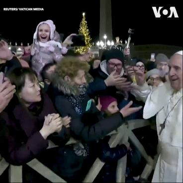 ローマ教皇、腕を引っ張られ怒り  女性の手を叩く