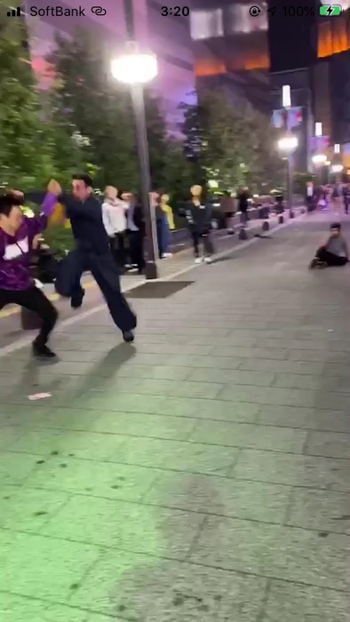 動画 歌舞伎町で日本人と外人が喧嘩するヤバイ動画がツイッターに上がる ２ch トピックス 速報まとめたよ