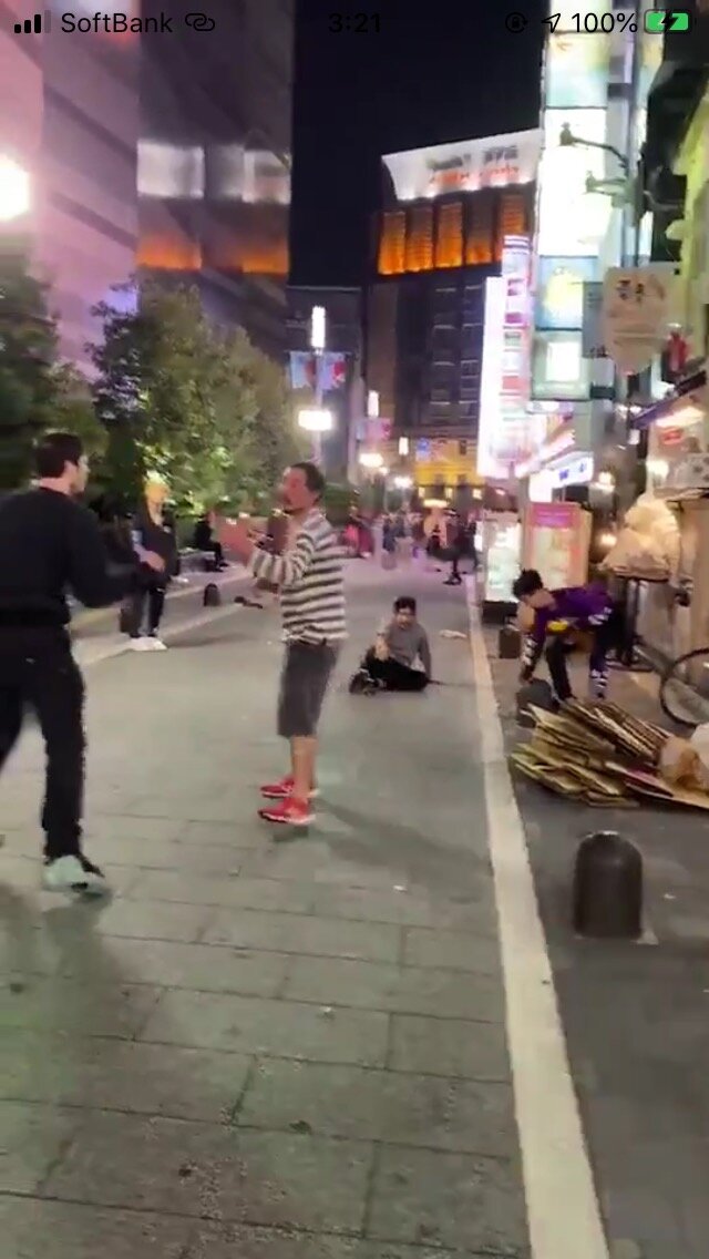 動画 歌舞伎町で日本人と外人が喧嘩するヤバイ動画がツイッターに上がる ２ch トピックス 速報まとめたよ