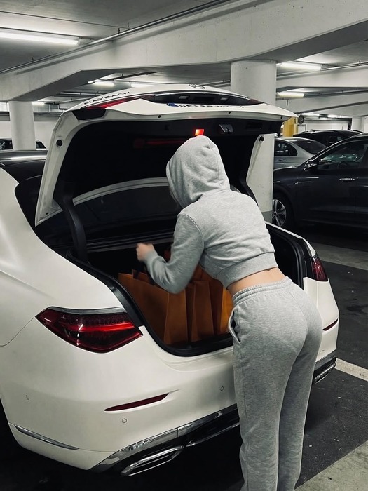 【画像】こんなケツで爆買いするセレビッチwwwのアイキャッチ画像