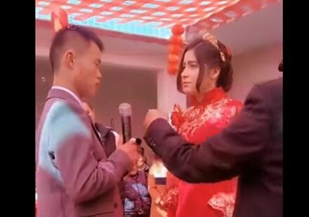 【悲報】上級中国人男性、ウイグル美女を無理やり嫁にしてしまうのサムネイル画像
