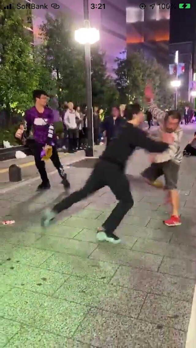 動画 歌舞伎町で日本人と外人が喧嘩するヤバイ動画がツイッターに上がる ２ch トピックス 速報まとめたよ