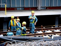 20120425_線路工事_電車_片手水平上げ_手をあげる_1402_DSC00031