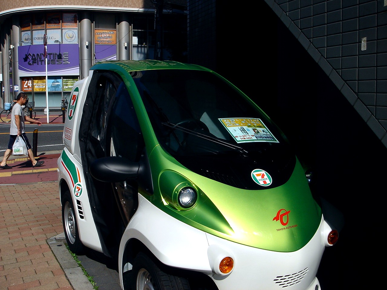拡大するコンビニ市場 セブンイレブンの配達車コムス編 4 ビビット13 12 拡大するコンビニ市場 セブンイレブンの配達車コムス編 4 ビビット13 12