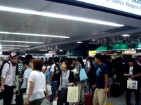 20120812_JR東京駅_東北新幹線_お盆_帰省_家族連れ_1559_DSC07436