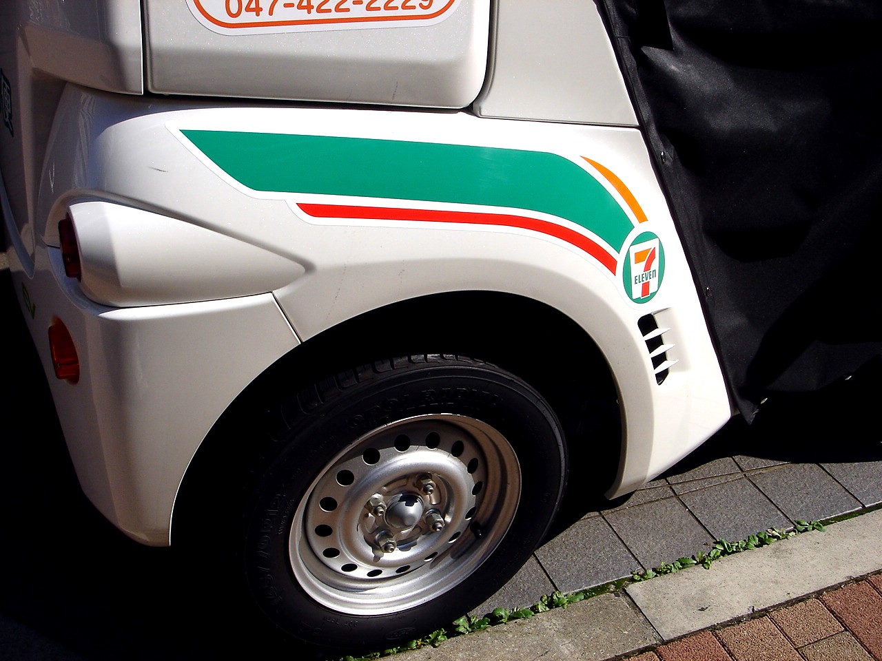 拡大するコンビニ市場 セブンイレブンの配達車コムス編 4 ビビット13 12 拡大するコンビニ市場 セブンイレブンの配達車コムス編 4 ビビット13 12