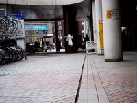 20120304_船橋市本町_船橋駅北口前_ひび割れ_1001_DSC06805