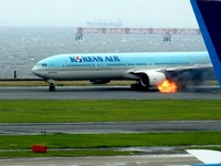 20160527_1240_羽田空港_C滑走路_大韓航空機_B777_出火_3182