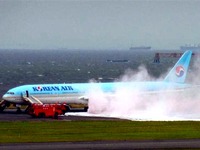 20160527_1240_羽田空港_C滑走路_大韓航空機_B777_出火_3442