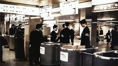 1960年_昭和35年_日本橋駅_改札口_駅務員_東西線_112W_