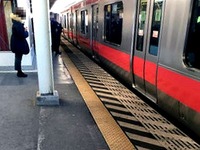 20161215_市川市_JR京葉線_市川塩浜駅_電車の下に男性_242