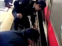 20161215_市川市_JR京葉線_市川塩浜駅_電車の下に男性_122