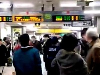 20161215_市川市_JR京葉線_市川塩浜駅_電車の下に男性_182