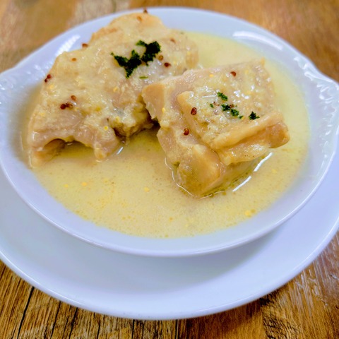 〈鶏もも肉のフリカッセ マスタード風味