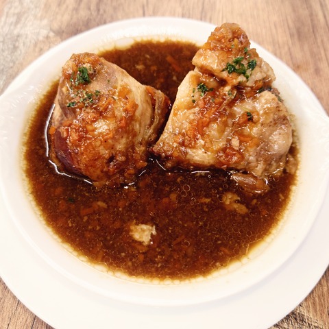 〈豚すね肉の黒ビール煮込み〉