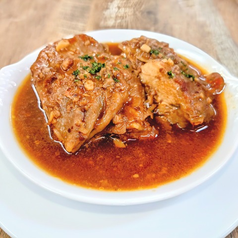 〈鶏もも肉の赤ワイン煮込み〉