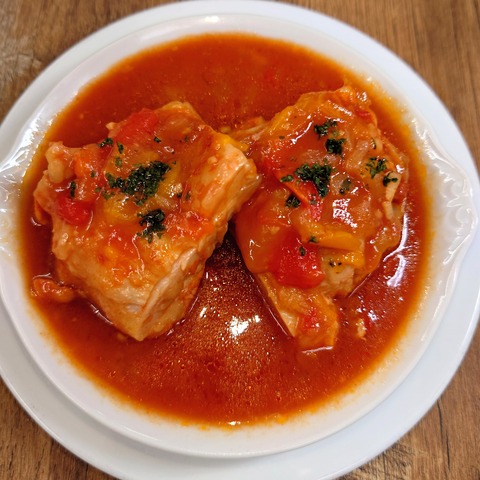 〈鶏もも肉とパプリカのバスク風煮込み〉