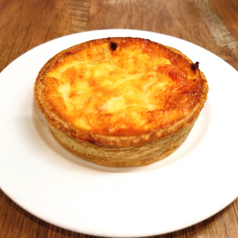 〈小エビとホワイトソースのクリームキッシュ〉