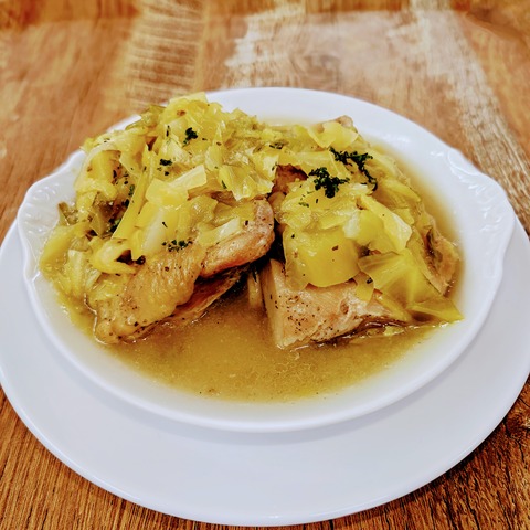 〈鶏もも肉とキャベツの煮込み〉