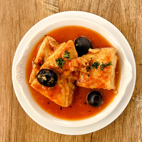 〈鶏もも肉とオリーブのトマト煮込み〉