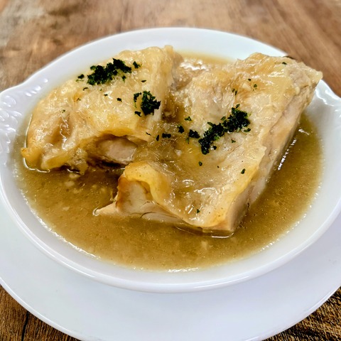 〈鶏もも肉のワインビネガー煮込み〉