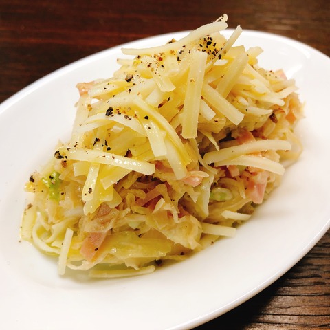 グリエールチーズとシュークルートのサラダ