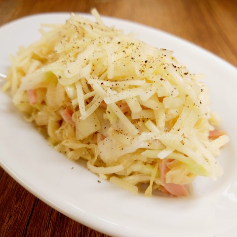 〈グリエールチーズとシュークルートのサラダ〉