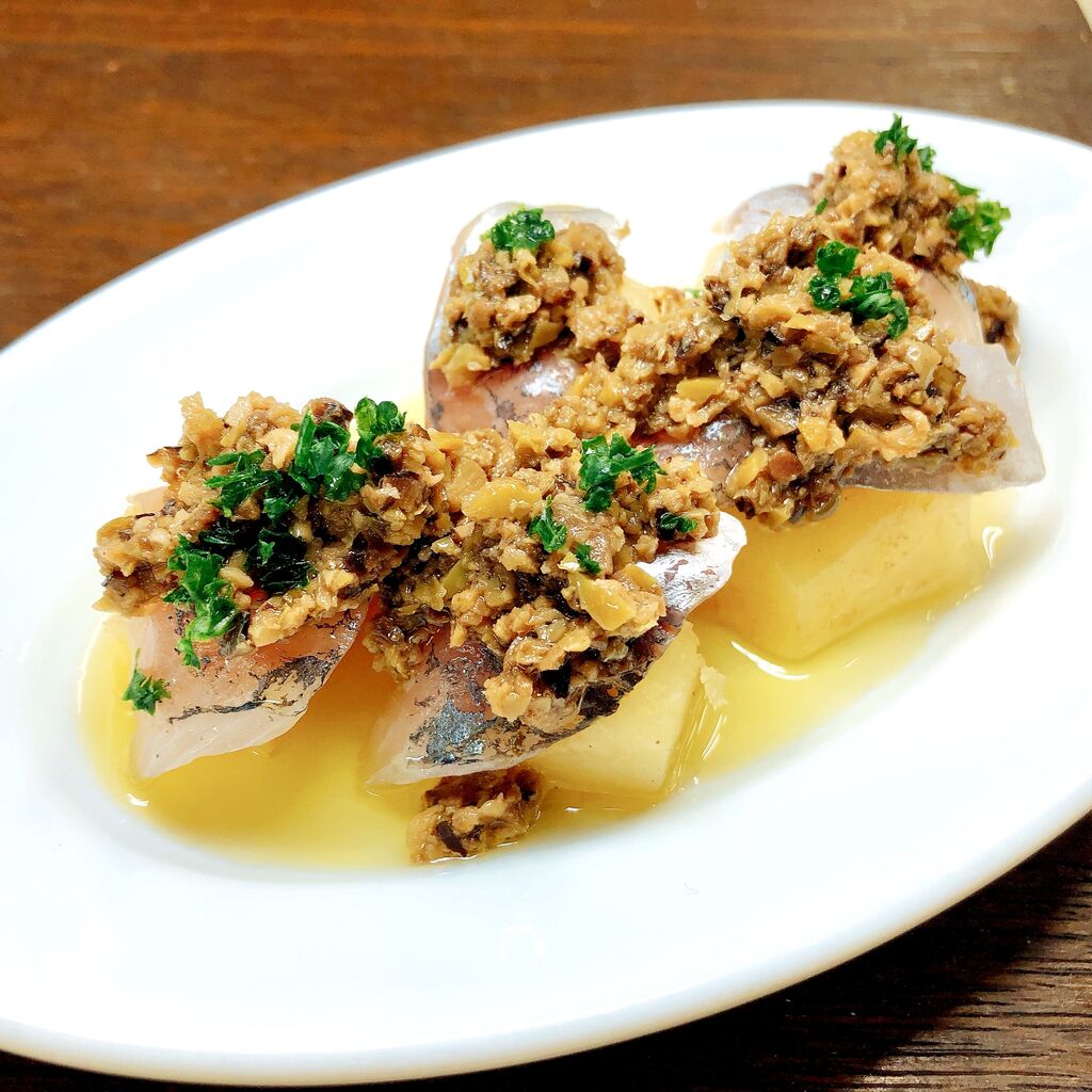 デリ アジのマリネと温じゃがいも ほうれん草のオムレツ フレンチデリ キッシュじゃないよ ちなみにタプナードソースはめちゃめちゃお酒のつまみになります Vivodailystand 西荻窪店