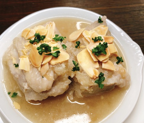鶏もも肉とアーモンドのシェリー酒煮込み
