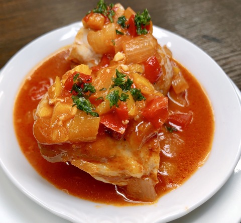 鶏もも肉とパプリカのバスク風煮込み