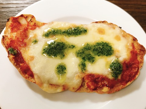 モッツァレラチーズとトマト・バジルのピザ