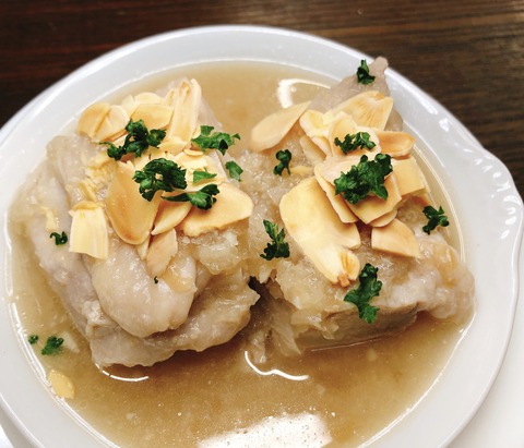 鶏もも肉とアーモンドのシェリー酒煮込み