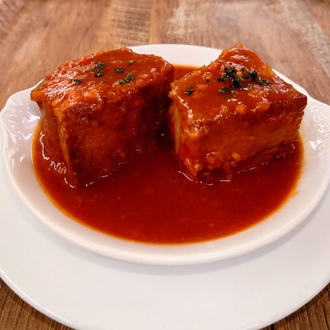 〈豚バラ肉のトマト煮込み〉
