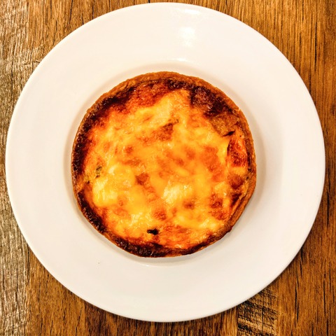 〈ベーコンときのこのキッシュ〉