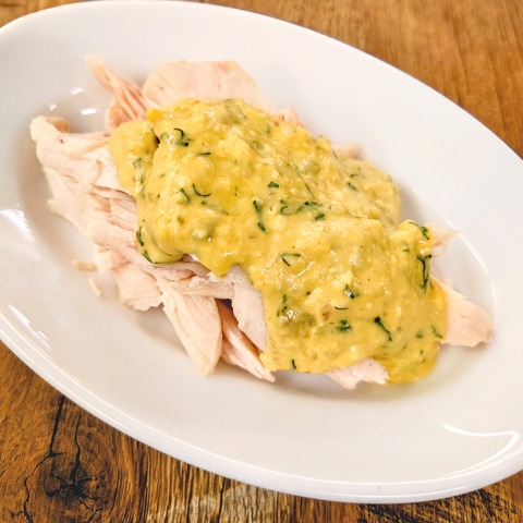 〈蒸し鶏のラビゴットソース〉