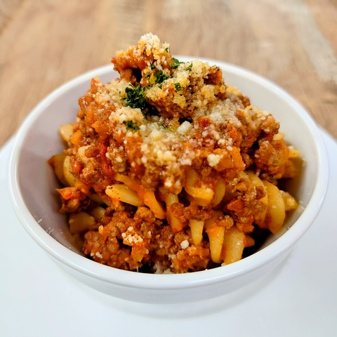 〈フジッリのボロネーゼ〉