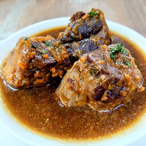 〈豚スネ肉の黒ビール煮込み〉