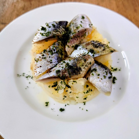 〈イワシのマリネとじゃがいものサラダ〉